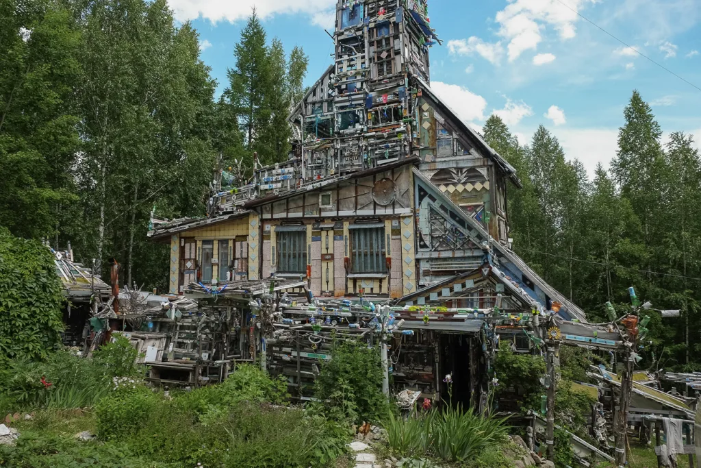 Мусорный дом в Мурзинке