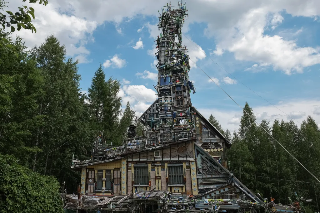 Мусорный дом в Мурзинке